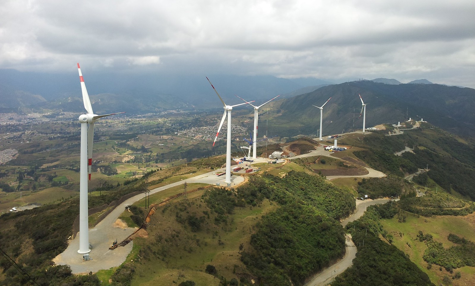 Empresas privadas aceleran planes de generación eólica propia en Ecuador ante crisis energética
