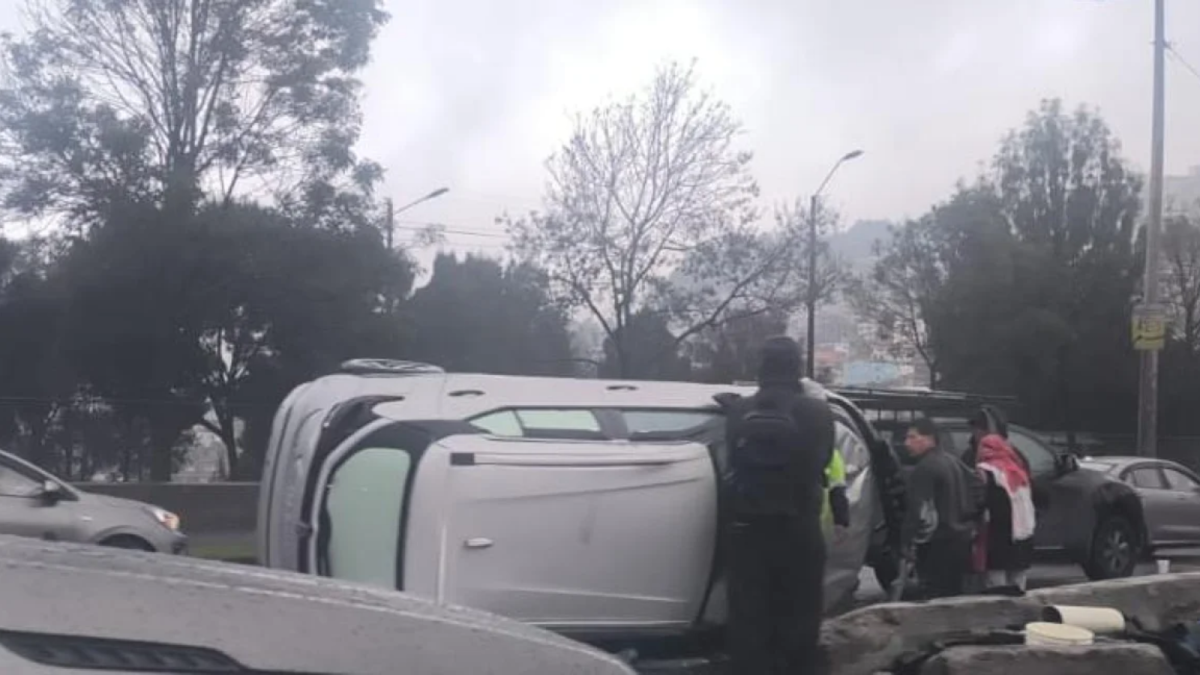 Quito registra varios accidentes de tránsito este lunes 19 de octubre: vehículo terminó volcado