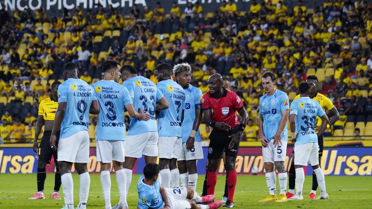 El árbitro Augusto Aragón y el VAR fueron los grandes protagonistas del Barcelona vs. U. Católica