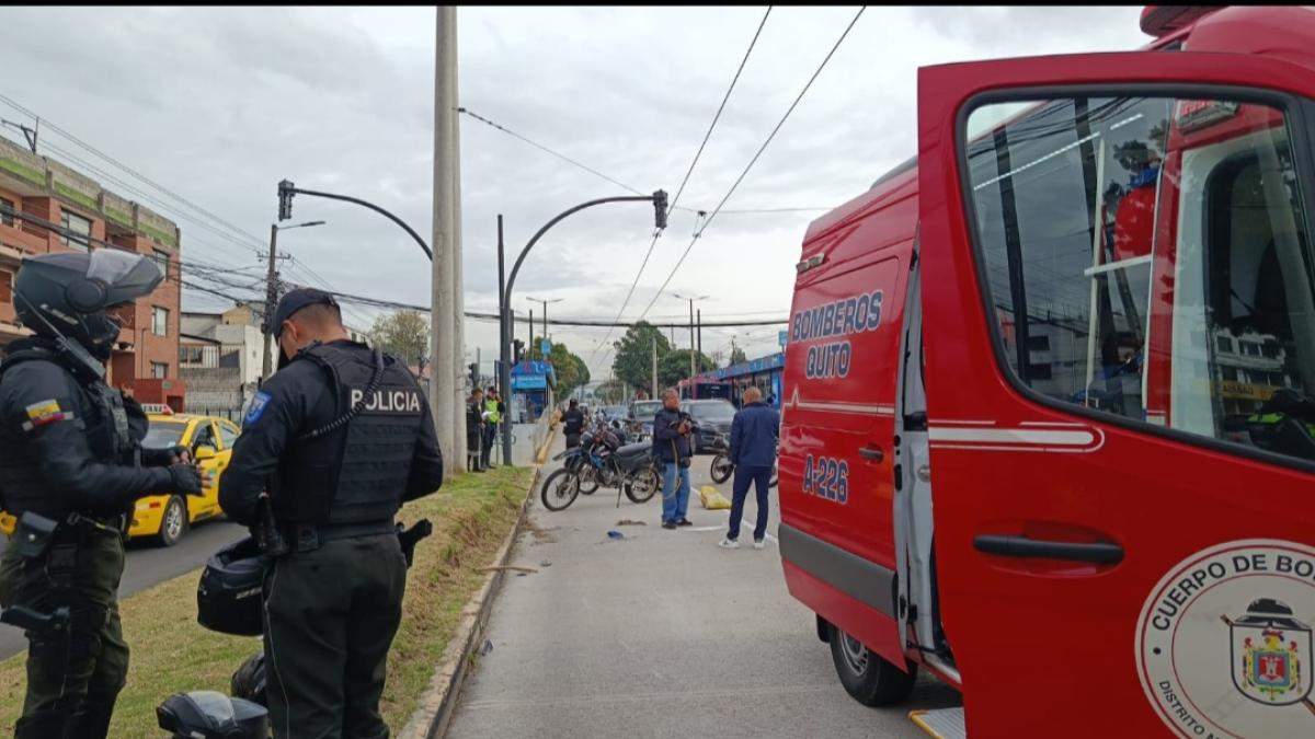 Policía atropella a un peatón que queda en estado crítico y provoca cierre vial en avenida 10 de Agosto
