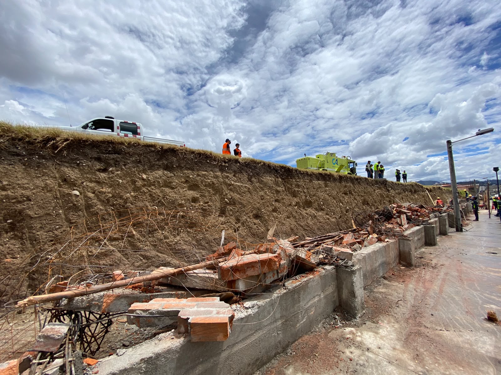 ¿Por qué colapsó la pared del cerramiento del aeropuerto Mariscal La Mar?