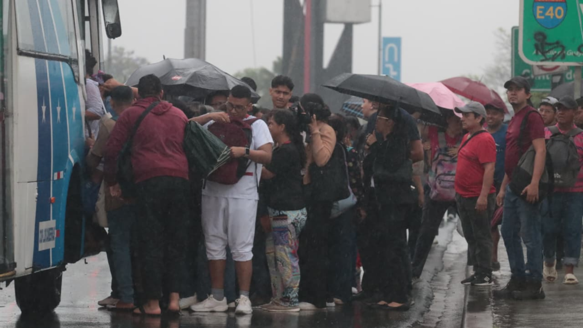 Por la lluvia en Guayaquil, la espera de buses se prolongaba por más de media hora