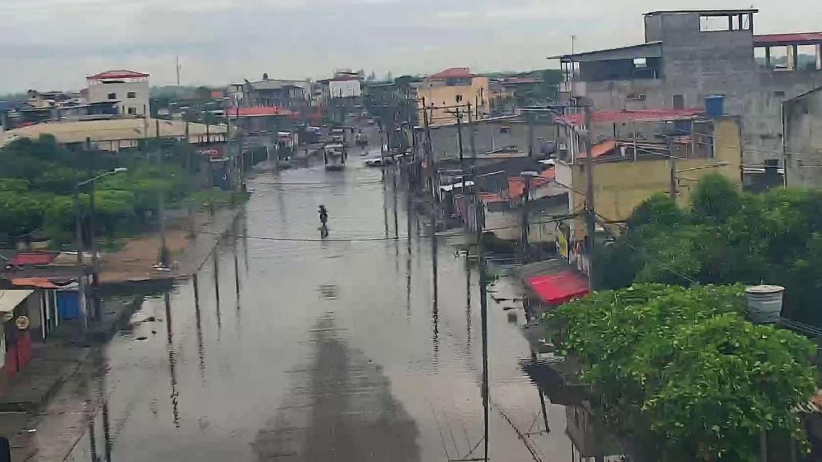 En imágenes y videos, Guayaquil colapsa tras una fuerte lluvia "poco habitual para octubre" asociada a El Niño