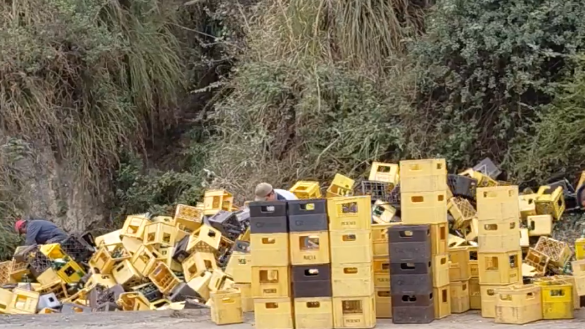 Tráiler que llevaba cervezas choca contra un poste en la avenida Simón Bolívar en Quito