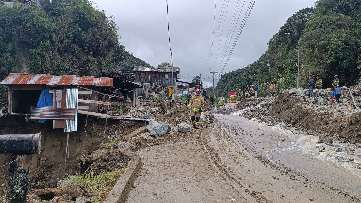 Lluvias en Ecuador: dos obreros murieron sepultados por un deslizamiento en Azuay